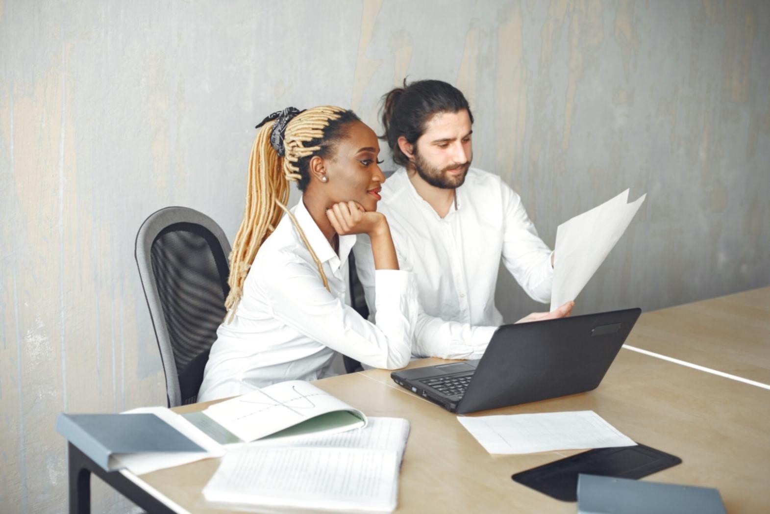 Modernes Büro mit Finanzanalyse-Arbeitsplätzen